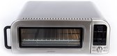 Een zilverkleurige heteluchtoven met een gesloten deur en een digitaal display met instellingen.