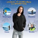 Man in verwarmde hoodie in besneeuwde omgeving met illustraties van wintersport, wandelen, vissen en werken.