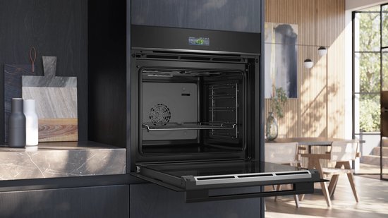 Zwarte Siemens inbouwoven, open met glazen deur, in moderne keuken.