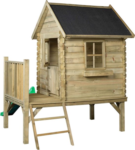 Houten speelhuisje met zadeldak, balkon, trap, groene glijbaan, deurtje en raamkozijn.