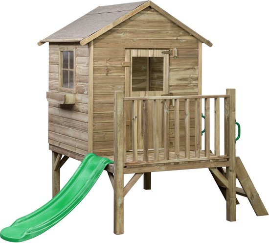 Houten speelhuisje met schuin dak, balkon, trap, groene glijbaan en luikje.