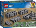 LEGO City treinrails: 4x rechte rails, 8x bochtrails, 8x flexibele rails en wisselstukken.