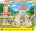 De verpakking van Sylvanian Families 5746 Baby Zandbak & Zwembad speelset, met speelfiguren en accessoires.