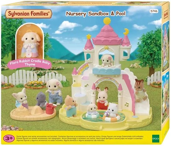 De verpakking van Sylvanian Families 5746 Baby Zandbak & Zwembad speelset, met speelfiguren en accessoires.