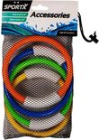 Een netzak met vier gekleurde duikringen: oranje, groen, blauw en geel, met witte handgrepen.