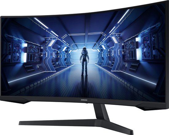 Gebogen Samsung monitor met een astronaut in een futuristische gang.