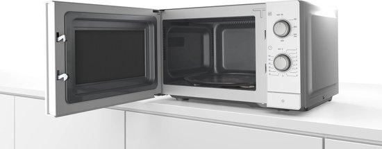Open witte Bosch magnetron met draaiplateau en bedieningsknoppen.