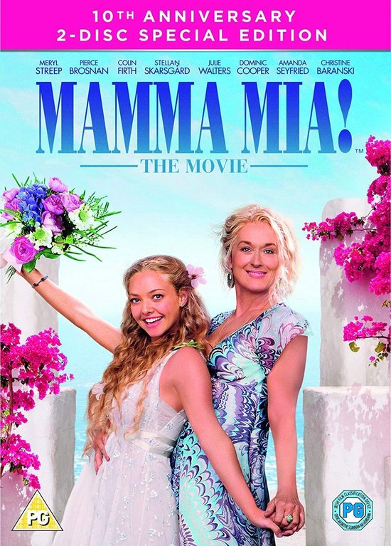 De DVD-hoes van 'Mamma Mia! The Movie', 10e jubileum special edition, met Amanda Seyfried en Meryl Streep. Amanda draagt een witte trouwjurk en houdt een boeket bloemen vast. Meryl draagt een zomerjurk.