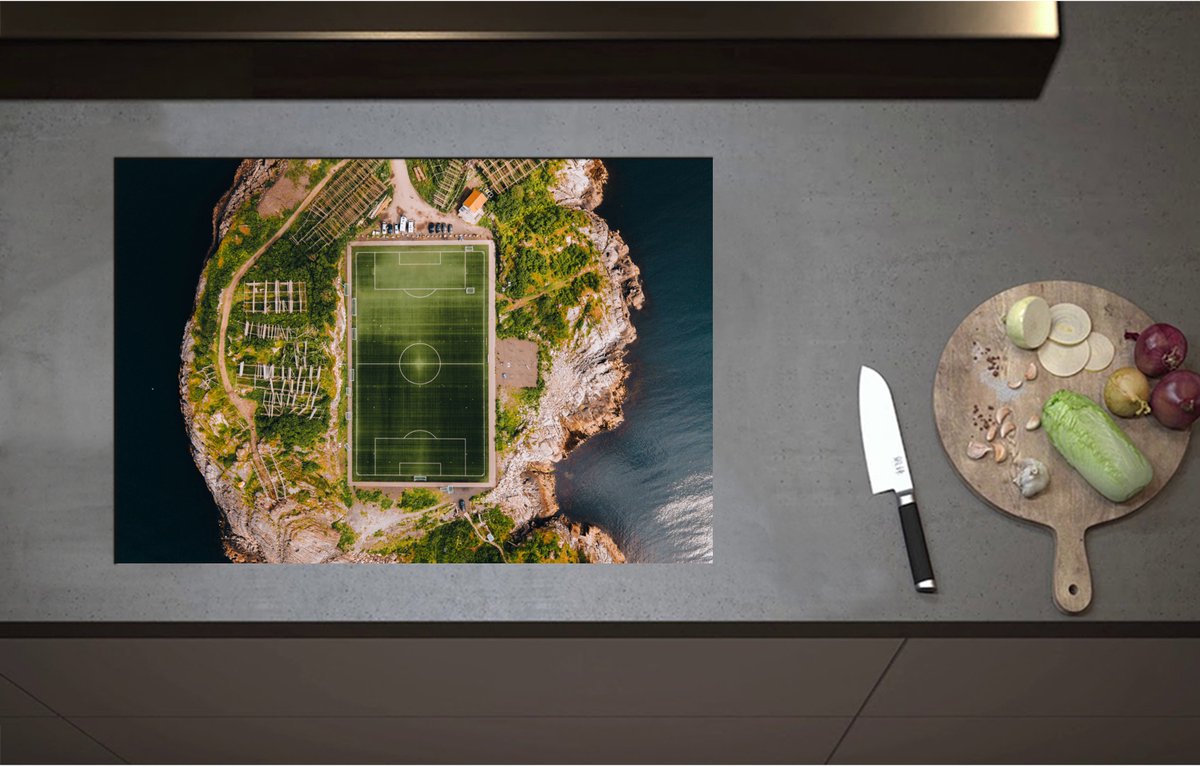 Inductieplaat Beschermer - Bovenaanzicht van het Henningsvaer Voetbal Stadion in Noorwegen - 75x51 cm - 2 mm Dik - Inductie Beschermer - Bescherming Inductiekookplaat - Kookplaat Beschermer van Wit Vinyl
