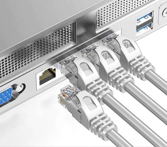 Vier grijze ethernetkabels met transparante RJ45-connectoren, aangesloten op een apparaat.