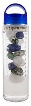 Drinkfles 'Ontspanning' met blauwe dop, gevuld met blauwe, groene en witte edelstenen.