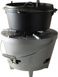 Zwarte gietijzeren Dutch oven op een zilverkleurige draagbare kookplaat.