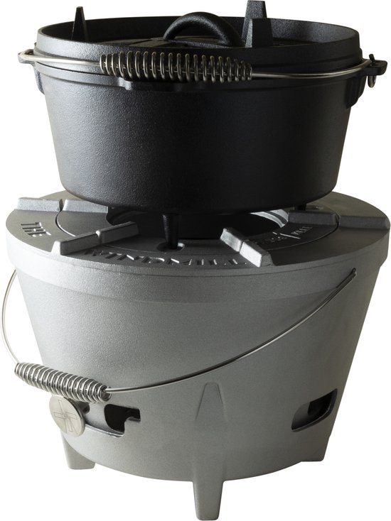Zwarte gietijzeren Dutch oven op een zilverkleurige draagbare kookplaat.