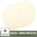 Drie ronde, beige onderzetters met honingraatpatroon.