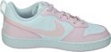 Zijzicht van witte Nike sneakers met roze overlays en veters. Logo op de hak.
