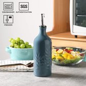 Keramische olijfolie dispenser fles, 570 ml Relief Opaque Oil Cruet beschermt olie om oxidatie te verminderen, geschikt voor opslag van olie, azijn, sojasaus, koffiestroop, vloeistoffen