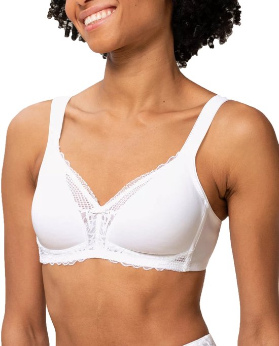 Witte katoenen bh zonder beugel met kanten details op de cups en bandjes. Een strikje is zichtbaar middenvoor.