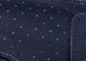 Donkerblauwe handschoen met stiksels en kleine perforaties.