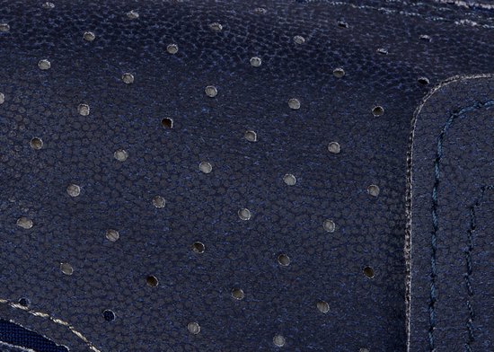 Donkerblauwe handschoen met stiksels en kleine perforaties.