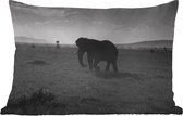 Buitenkussens - Tuin - Silhouet van een olifant in de Serengeti in zwart-wit - 60x40 cm