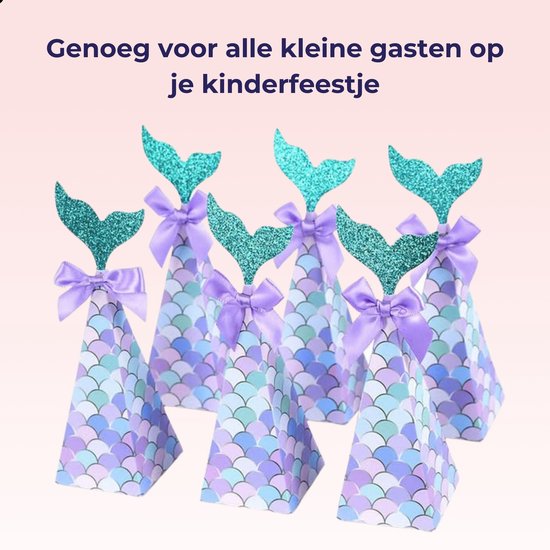 Zes piramidevormige traktatiedoosjes met glitterende zeemeerminnenstaart en lavendel strik, in zeemermin schubbenpatroon.