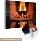 MuchoWow® Glasschilderij 120x80 cm - Schilderij acrylglas - Twee glazen rode wijn bij een open haard - Foto op glas - Schilderijen
