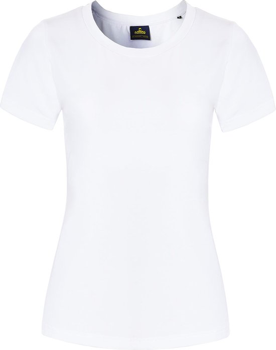 Een witte NOMAD t-shirt met korte mouwen op een witte achtergrond. Het zwarte label is zichtbaar.