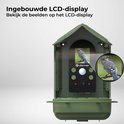 Groen vogelvoederhuis met camera en ingebouwd LCD-scherm dat een blauwe gaai toont. "Ingebouwde LCD-display" tekst.