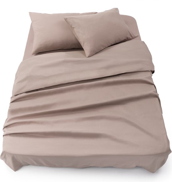 Drap taupe avec deux taies d'oreiller sur un lit.