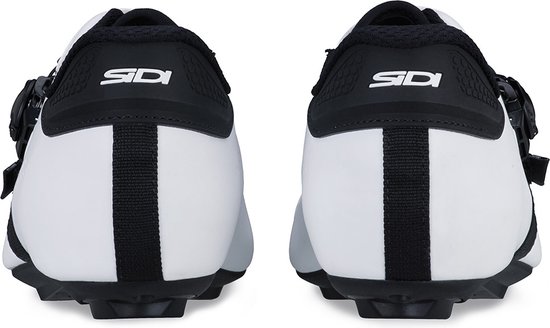 Achterkant van witte fietsschoenen met zwarte hielkap en Sidi logo.