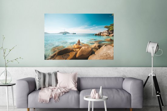 Rotsen aan de kust van een tropisch strand 120x80 cm / Zee en Strand - Foto print op Poster (wanddecoratie woonkamer / slaapkamer)