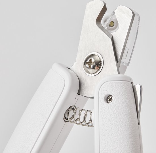 Close-up van het metalen snijgedeelte van een witte PETKIT nagelknipper met LED-lichtje.
