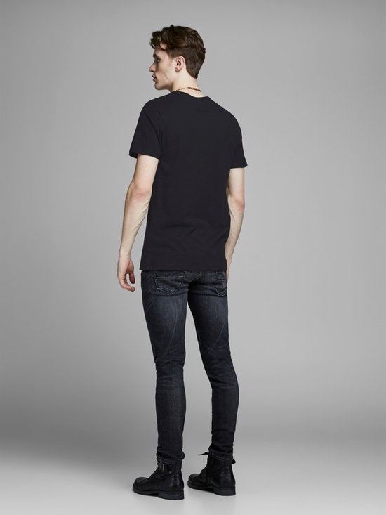 Man van achteren gezien, met zwart T-shirt met V-hals en jeans.