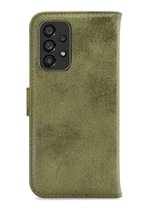 Étui de téléphone vert style portefeuille, montrant la découpe de la caméra.