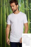 Man draagt een wit T-shirt met ronde hals tegen een bamboeachtergrond.