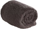 Grijze teddy fleece deken, opgerold.