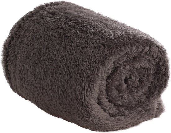 Grijze teddy fleece deken, opgerold.