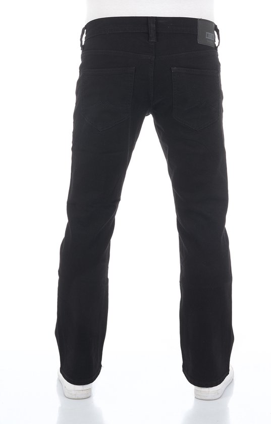 Achterkant van een zwarte Mustang jeans met bootcut pasvorm. De broek heeft een leren Mustang logo op de achterkant.