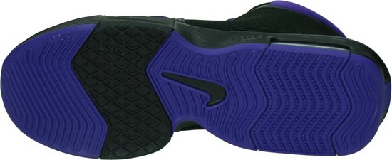 Nike lebron witness 8 in de kleur zwart.