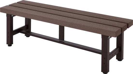 Bruine kunststof tuinbank met donker metalen frame, gezien vanuit de zijkant.