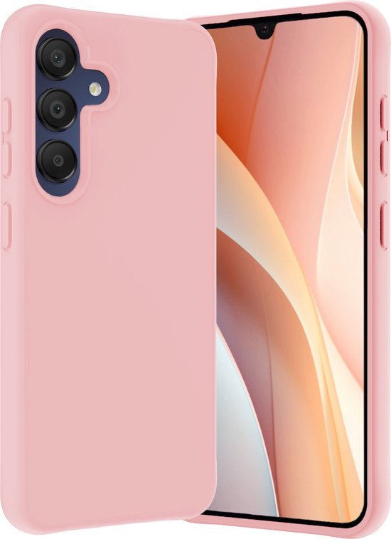 Coque en silicone rose avec triple appareil photo, à côté d'un smartphone.