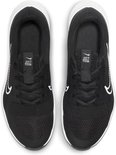 Paar zwarte sportschoenen met witte Nike-logo's en veters, met 'JUST DO IT' op de tong.