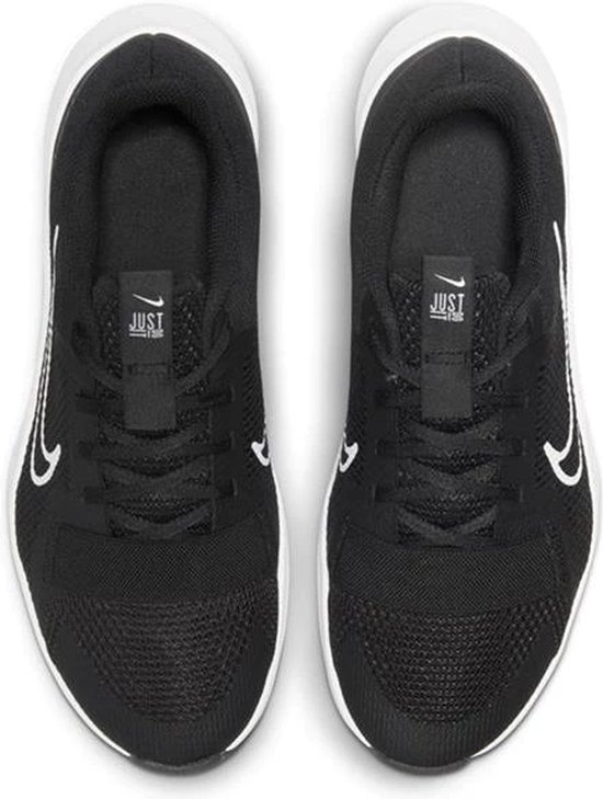 Paar zwarte sportschoenen met witte Nike-logo's en veters, met 'JUST DO IT' op de tong.