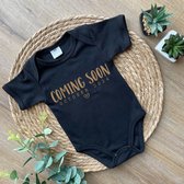 Aankondiging zwangerschap rompertje 'Coming soon - October 2024' - Zwart met goud - Zwangerschap aankondiging - Zwanger - Pregnancy announcement - Baby aankondiging - Oktober - Romper