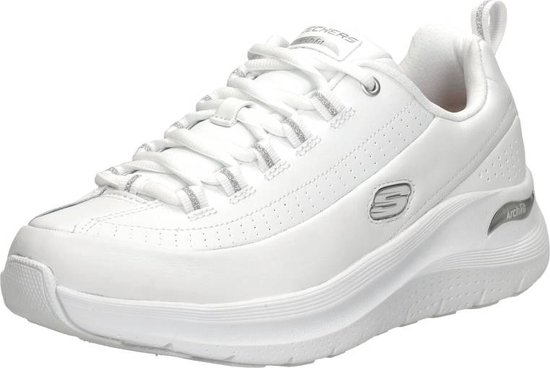 Witte Skechers damessneakers met vetersluiting, zilverkleurige accenten en dikke witte zool.
