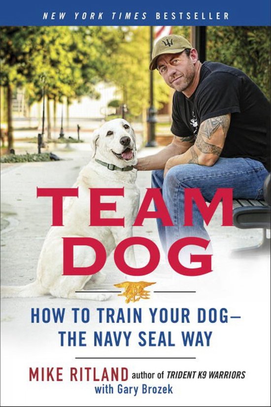 Een hond en een man met de tekst TEAM DOG HOW TO TRAIN YOUR DOG – THE NAVY SEAL WAY.