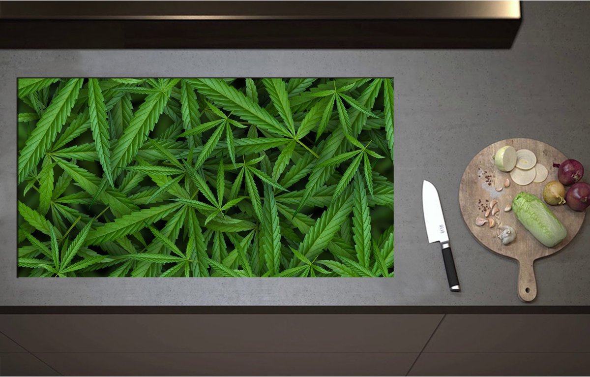 Inductieplaat Beschermer - Bovenaanzicht van Cannabis Planten - 95x51 cm - 2 mm Dik - Inductie Beschermer - Bescherming Inductiekookplaat - Kookplaat Beschermer van Zwart Vinyl