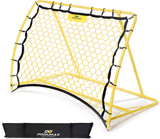 Gele voetbal rebounder met een opgevouwen draagtas op de voorgrond, op witte achtergrond.