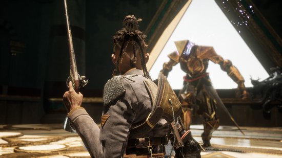 Een vrouw met een musket draait zich om naar een gouden, geometrische figuur in een verlichte kamer.