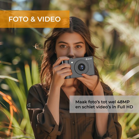 Een jonge vrouw met zonnebril houdt een zwarte Denver camera vast. Tekst: 'FOTO & VIDEO', 'Maak foto's tot wel 48MP en schiet video's in Full HD'.